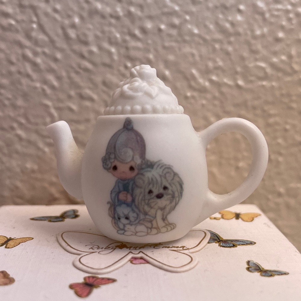 Charming Precious Moments White Miniature Tea Set with Illustrations - Picture 8 of 9